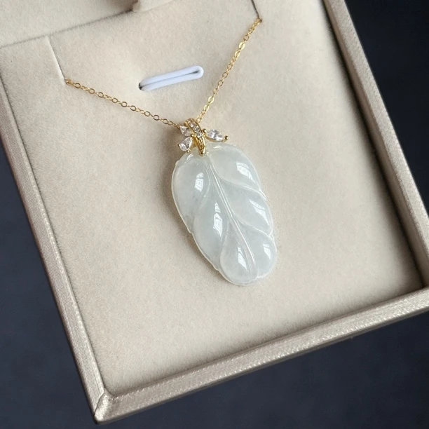 白冰叶子吊坠（赠链）缅甸a货翡翠，上身大气，性价比高自然光实拍