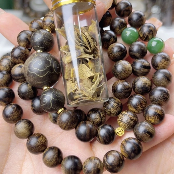 沉香沉香碎屑?****王➕越南芽庄老白棋玉化古董瘤疤虎斑纹
