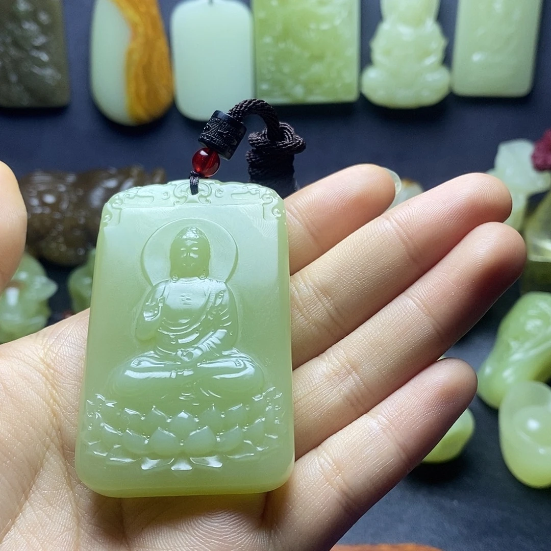 王***英查罗石未镶嵌颈饰