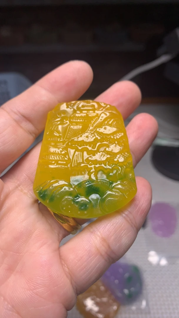 986 黄加绿山水吊坠