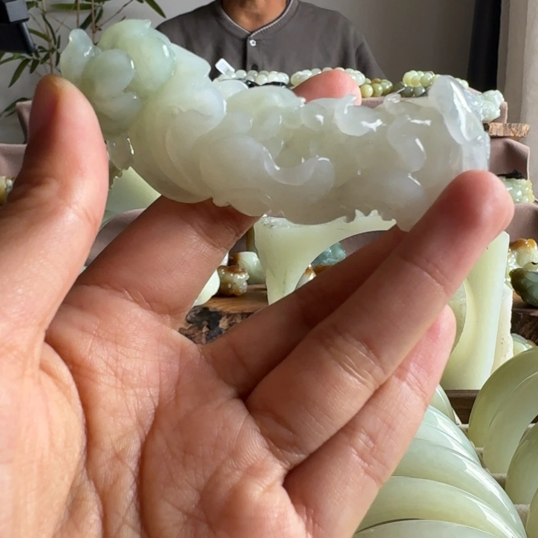 颈饰未镶嵌和田玉（糖玉）