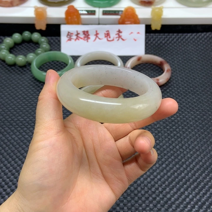 石英质玉未镶嵌手镯