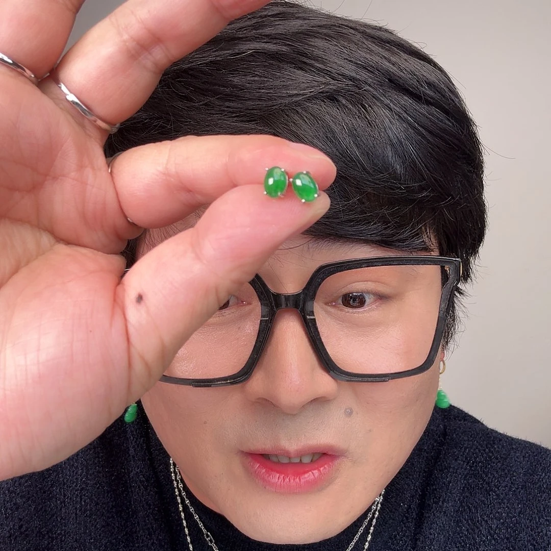 翡翠未镶嵌颈饰一对