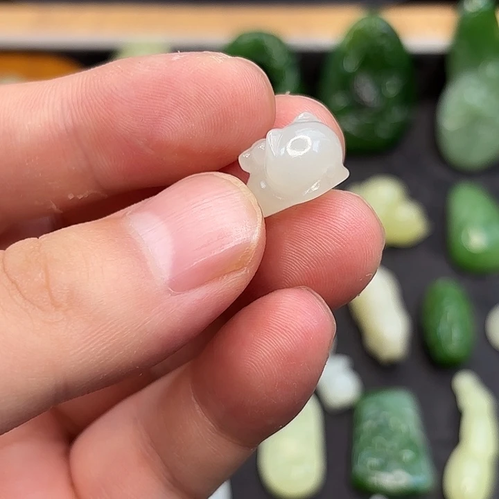 兜***米和田玉未镶嵌颈饰