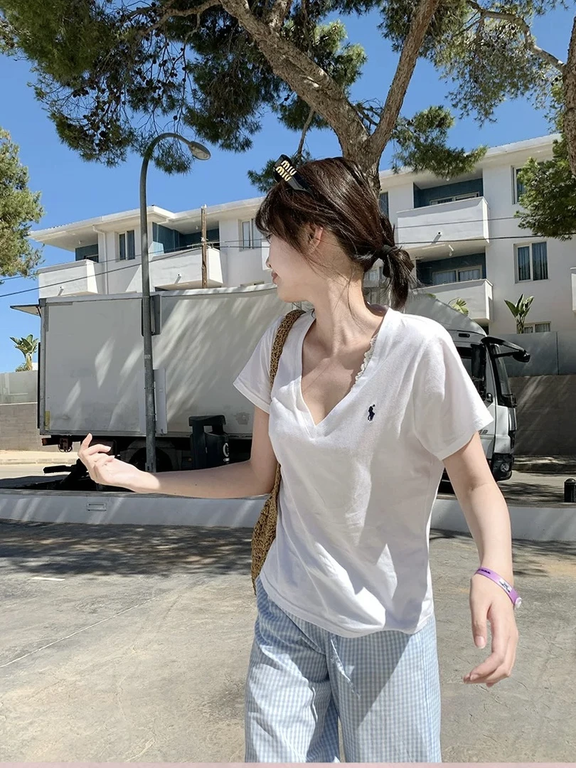 【桃桃店铺】春季新款v领小马刺绣雪花棉短袖