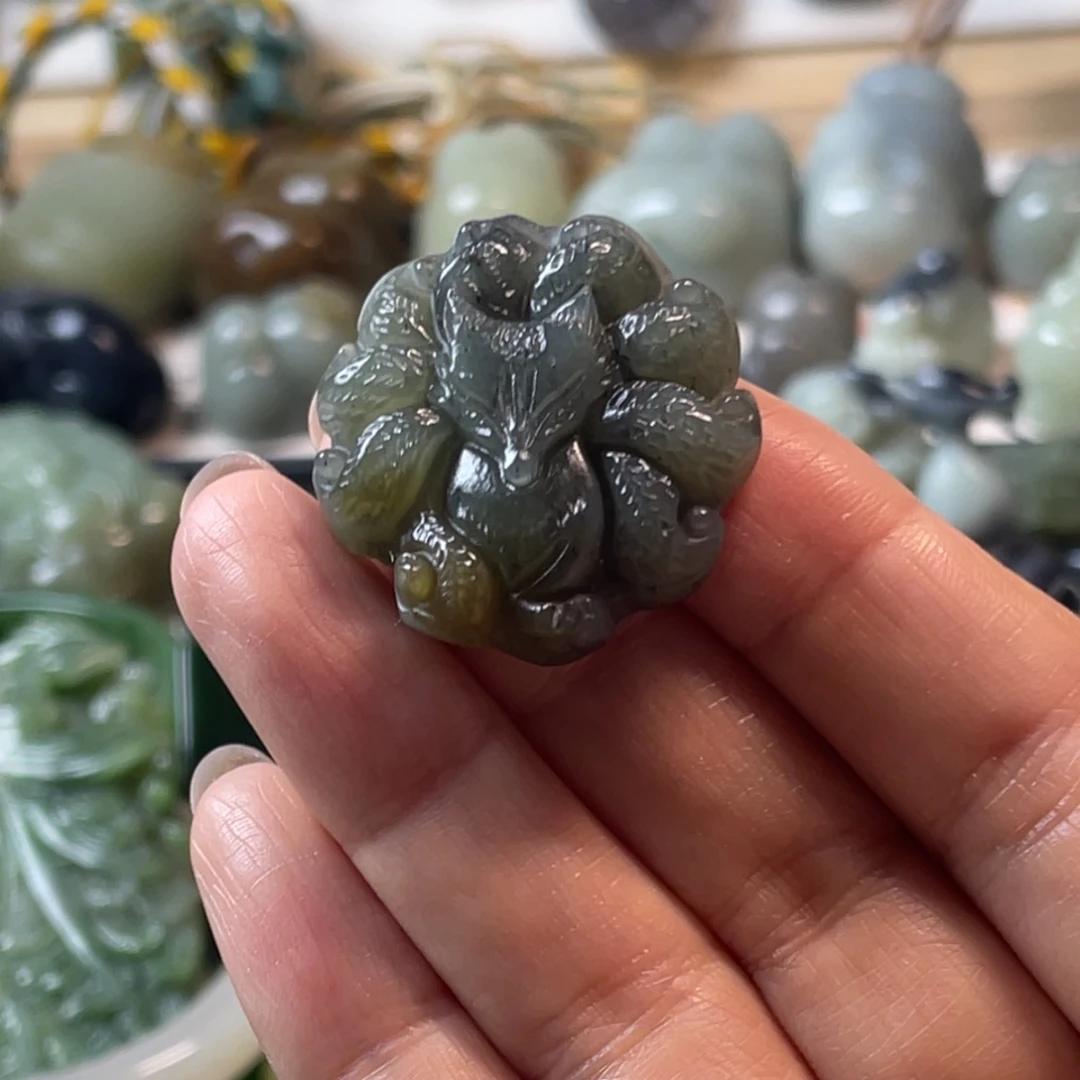 和田玉未镶嵌颈饰糖青花九尾狐