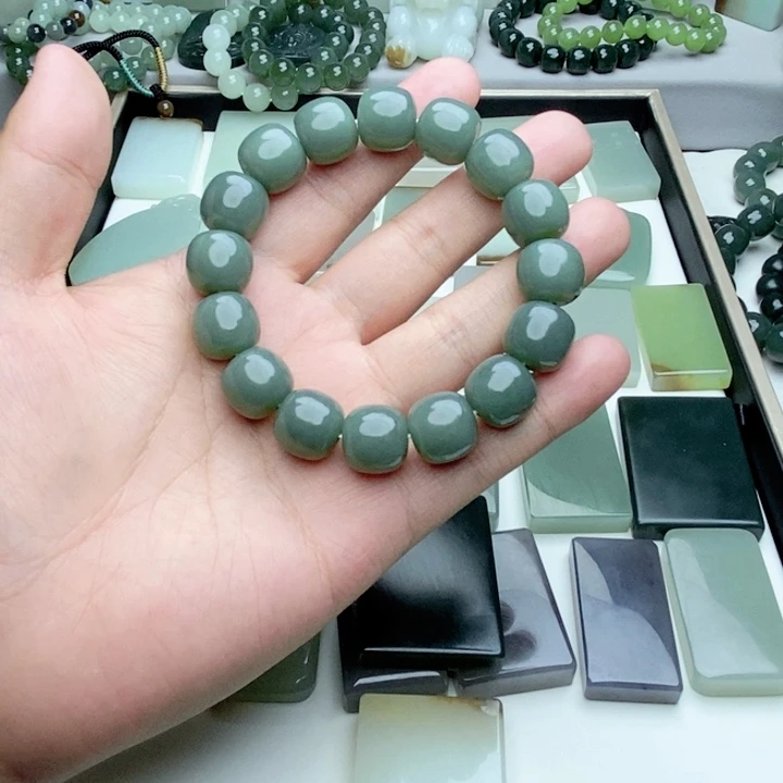 和田玉未镶嵌颈饰人**往