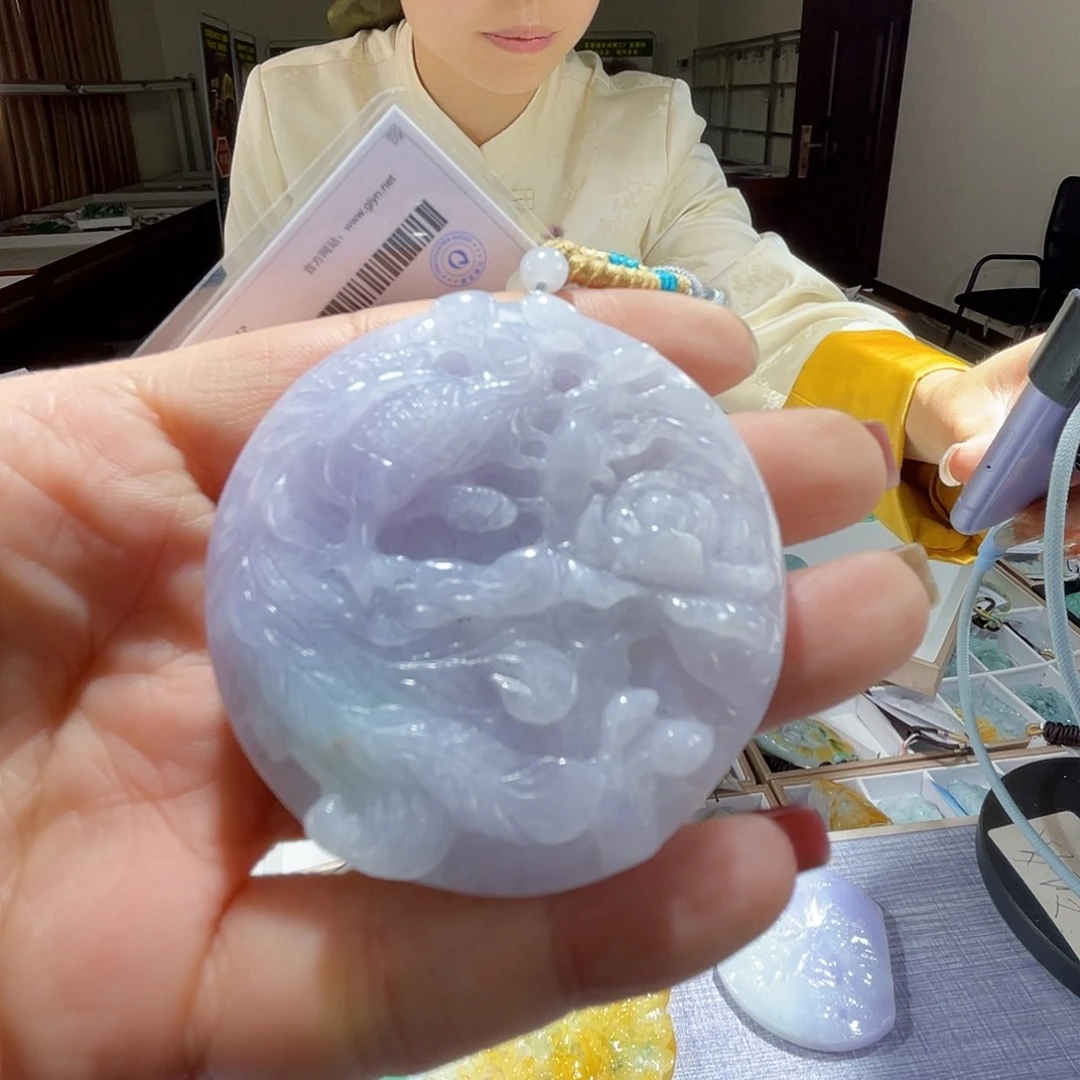 翡翠未镶嵌颈饰一个