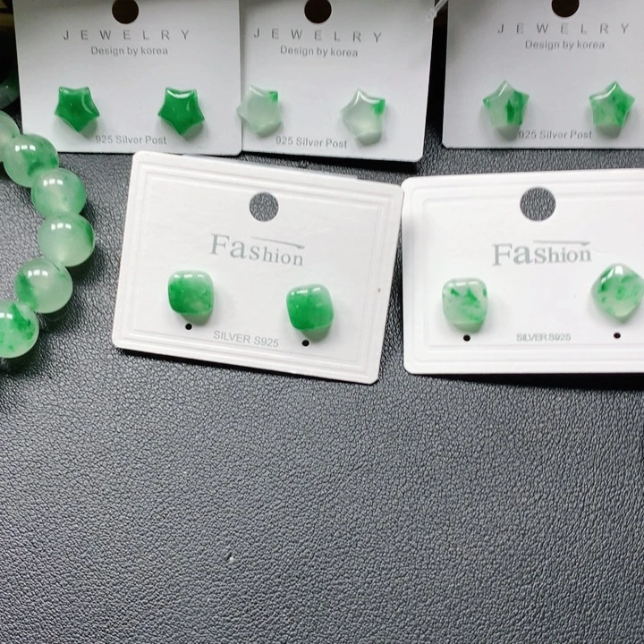 未镶嵌耳钉石英质玉