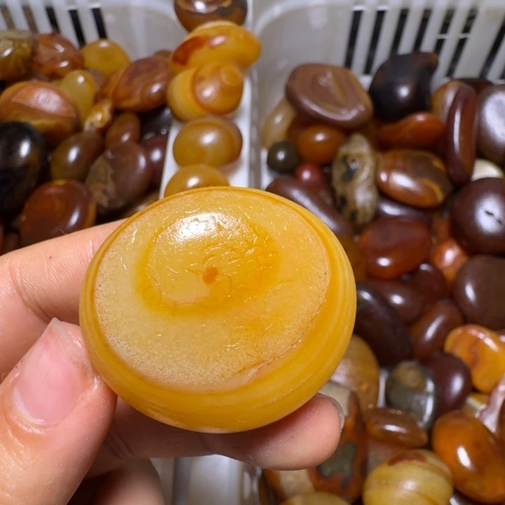 随***轩瓷片马达加斯加奇石手把件浮雕