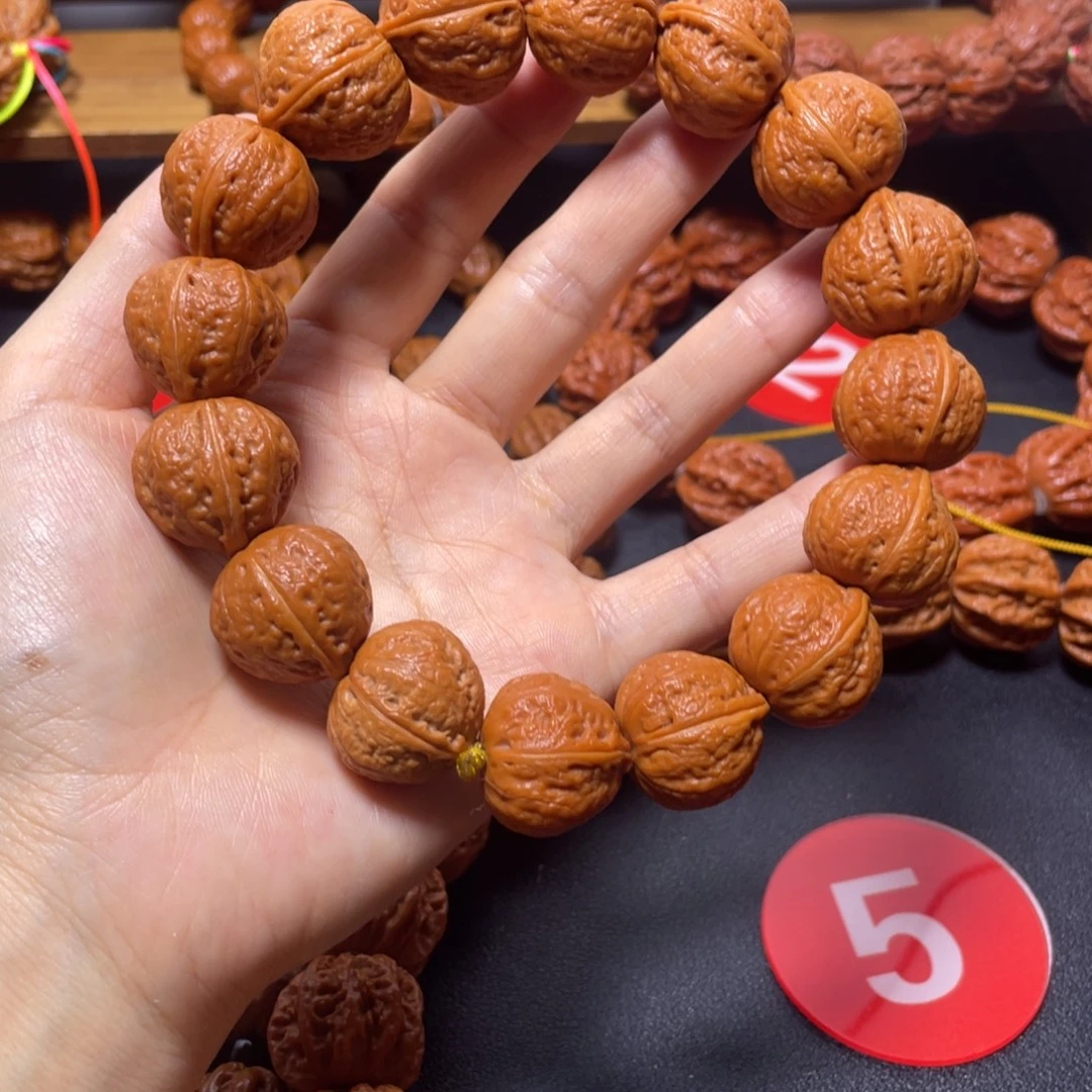 谷***钱吊坠桃核元宝手串