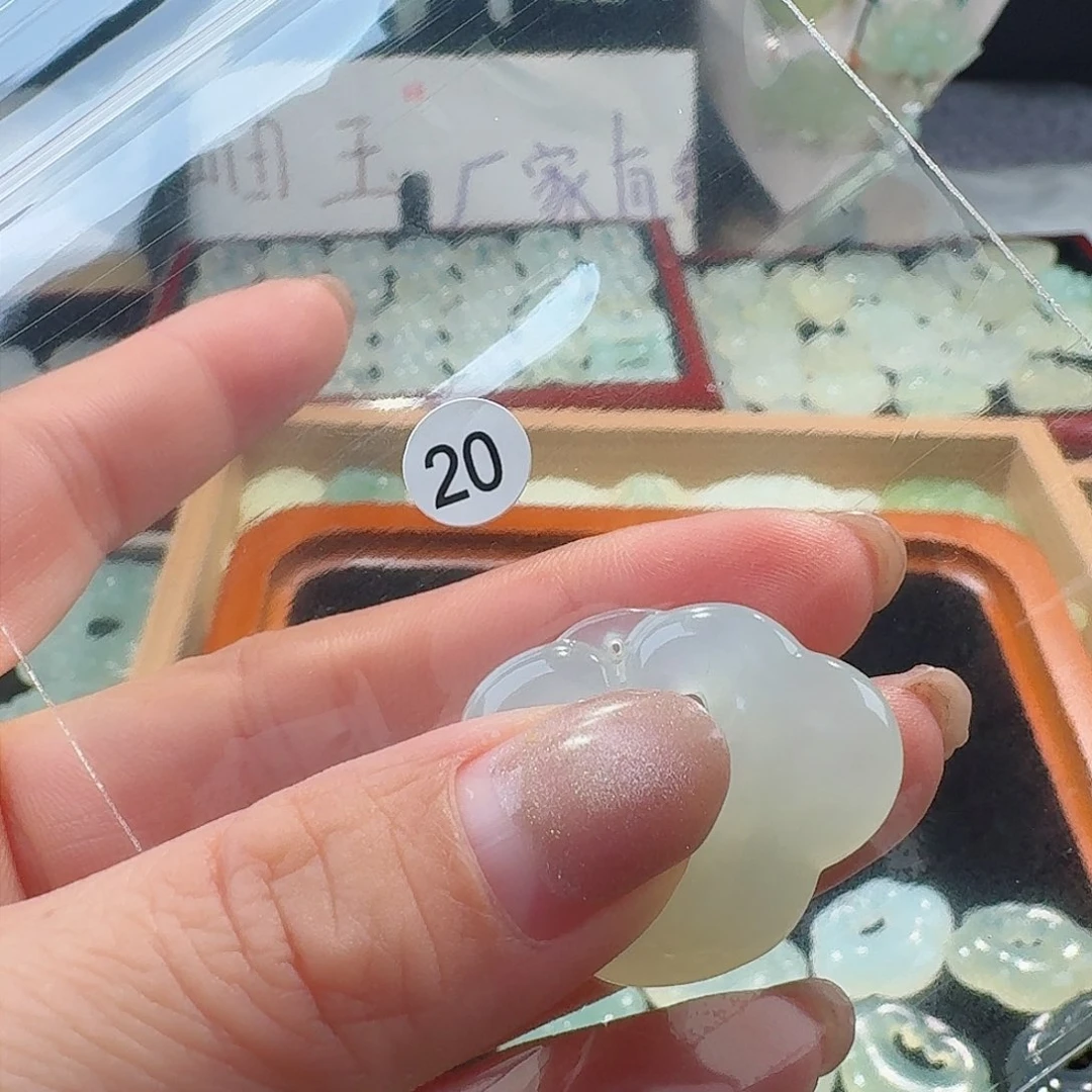 蛇纹石玉颈饰合金沃**蝶精美礼品