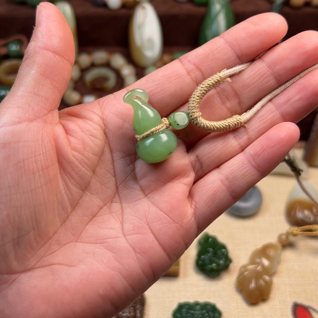 T***婷和田玉未镶嵌颈饰