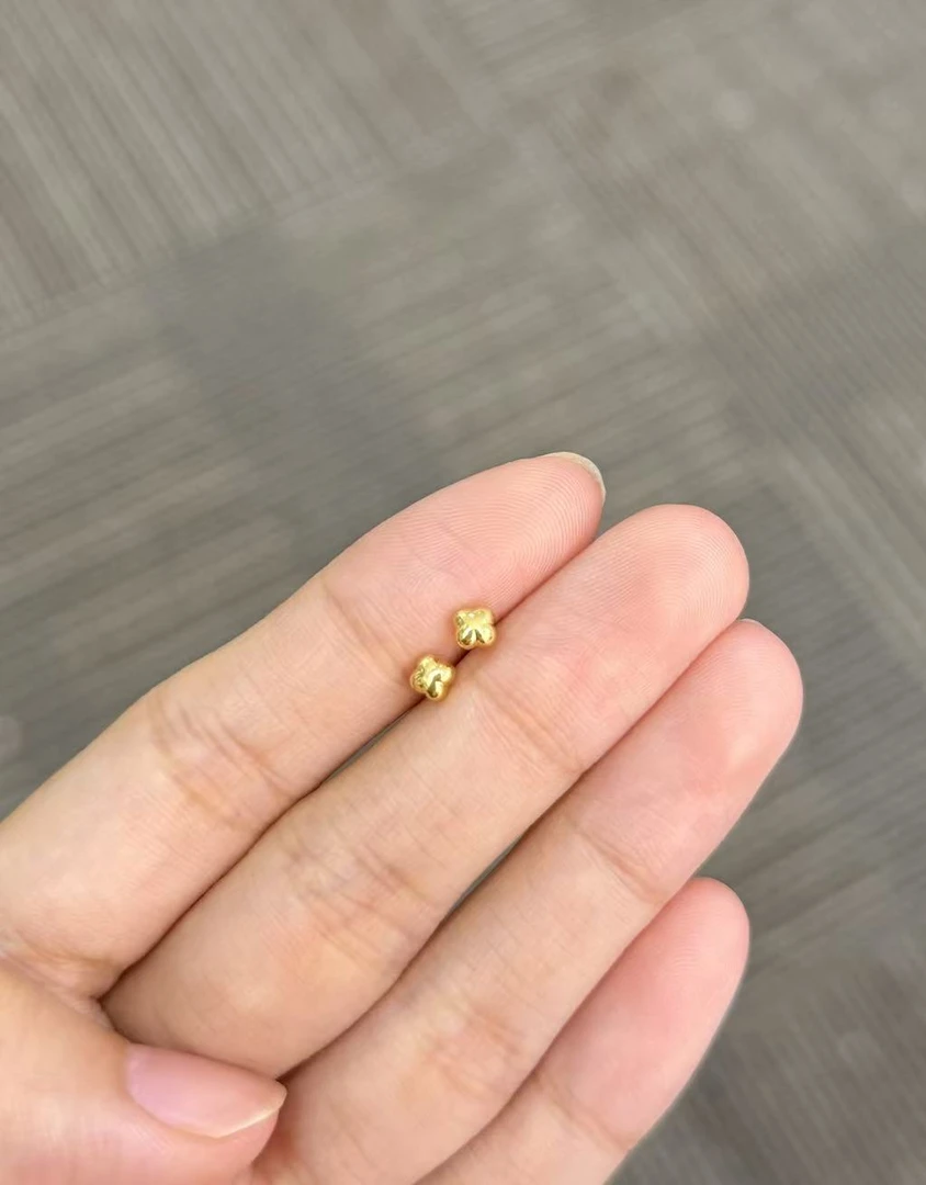 足金999 迷你饱满小四花弯钩耳钉