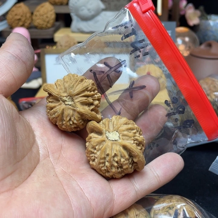 文玩核桃把件赵*？宫灯