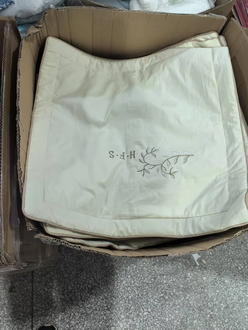 《厚广家》3楼48×48浅黄色全棉绣花抱枕套 发1对