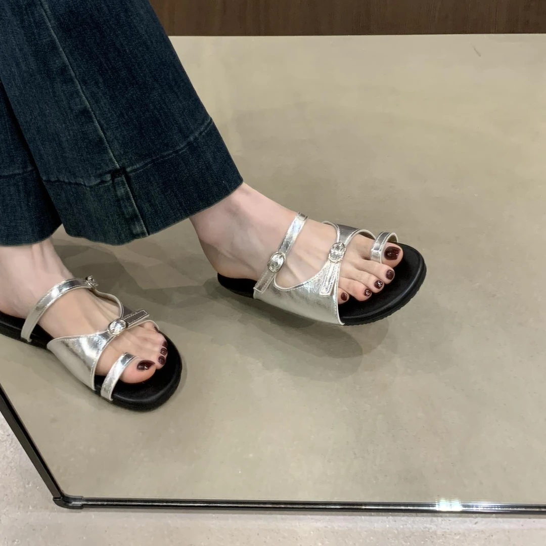法式复古平底银色一字带套趾凉拖鞋女夏外穿新款度假沙滩凉鞋