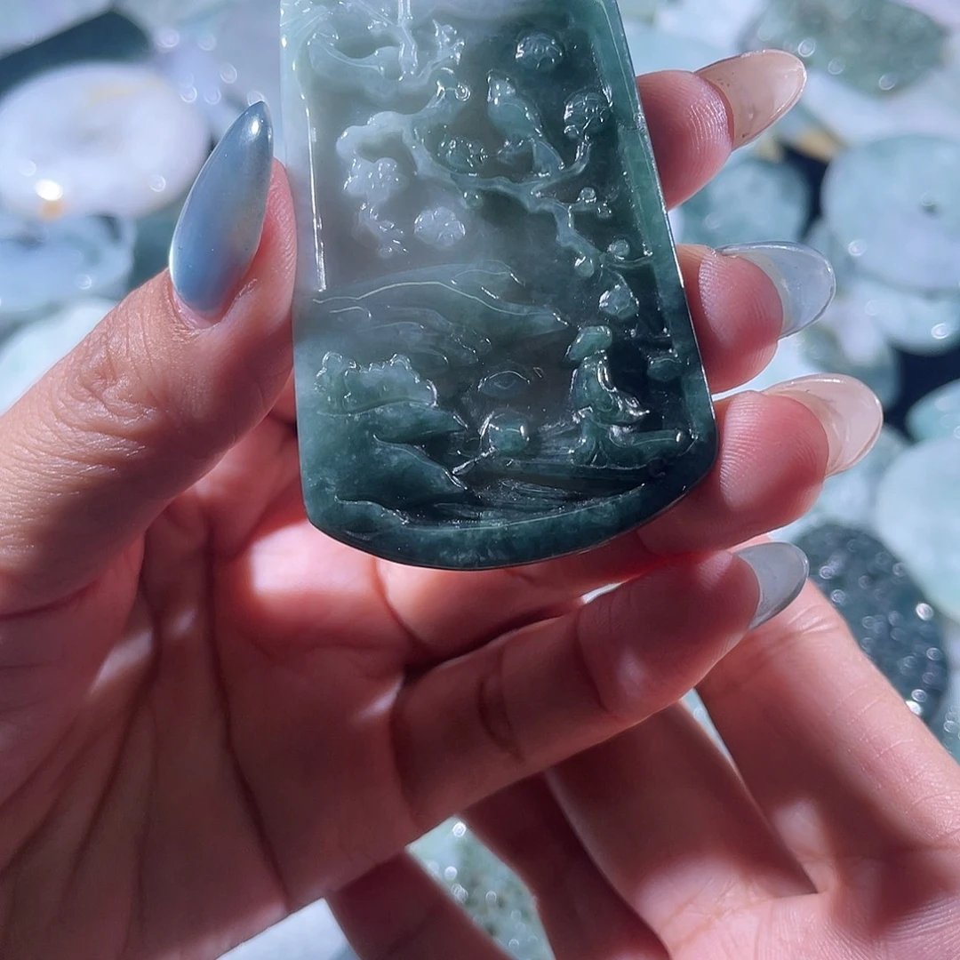 翡翠未镶嵌颈饰山水