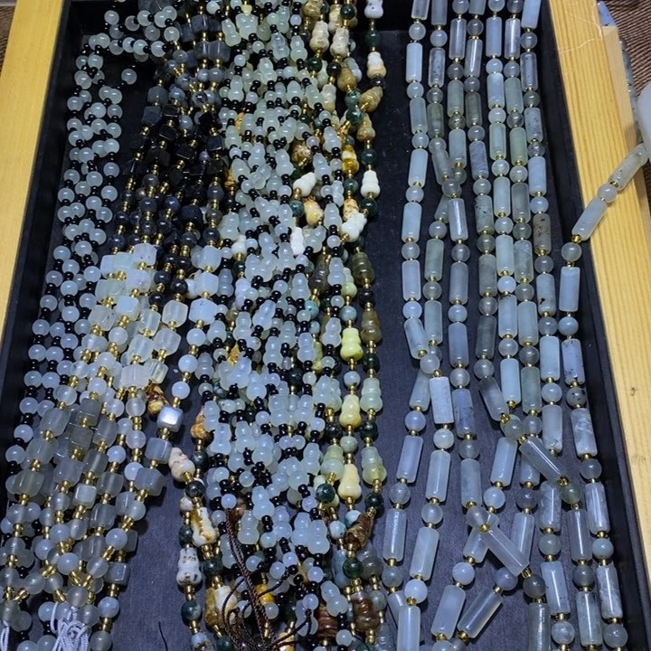 蛇纹石玉未镶嵌颈饰小**?39