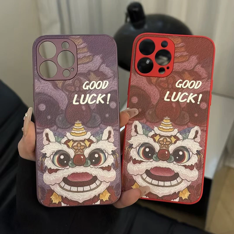 适用苹果16手机壳iPhone15皮革华为mate70红色醒狮防摔小米14新款