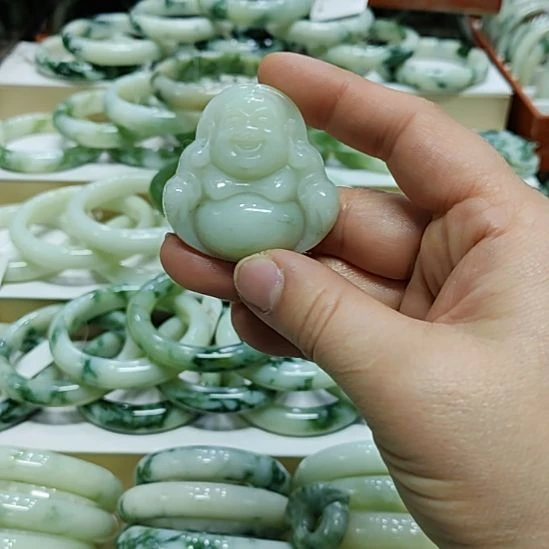 透闪石-蛇纹石玉未镶嵌颈饰