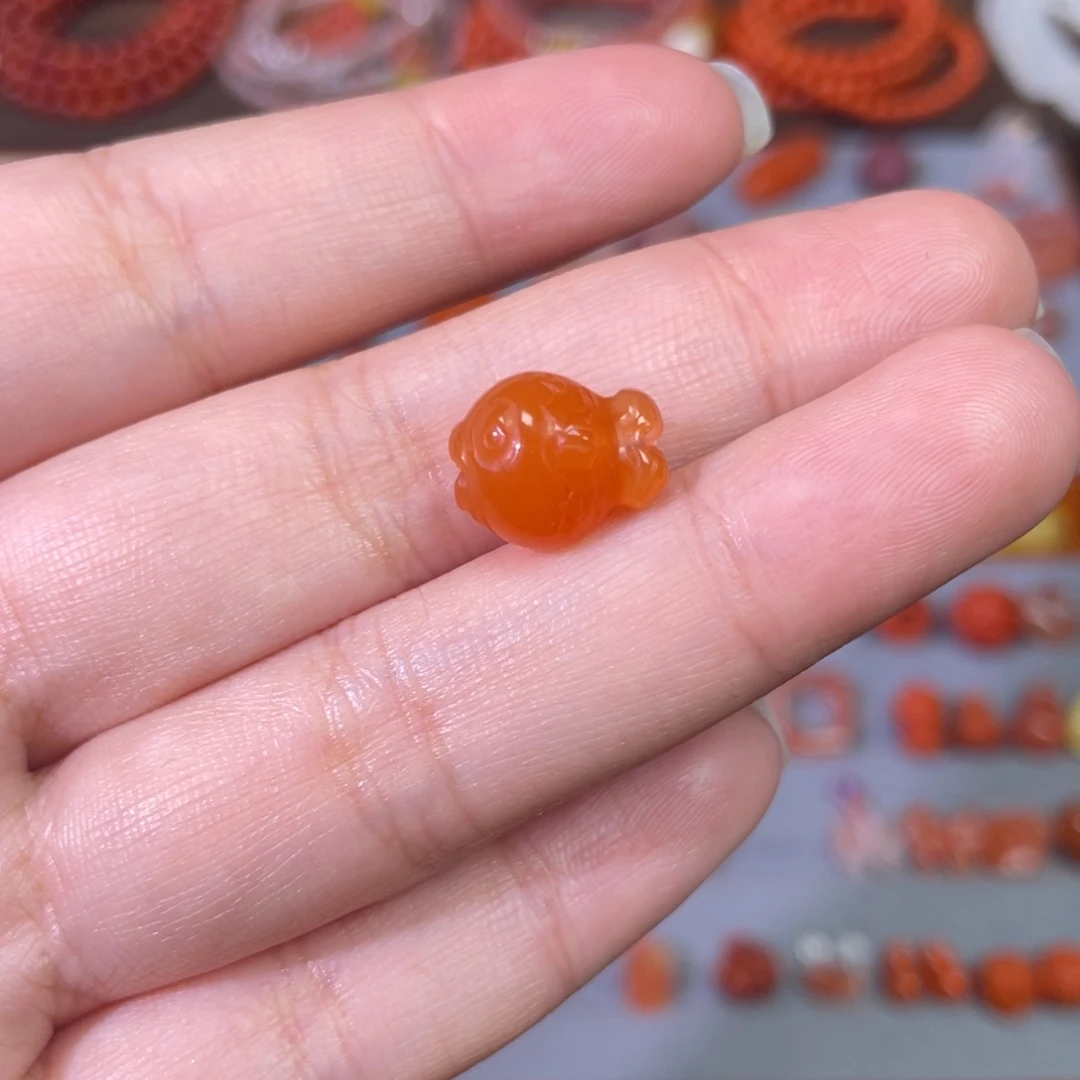 南红玛瑙未镶嵌嘟嘟鱼