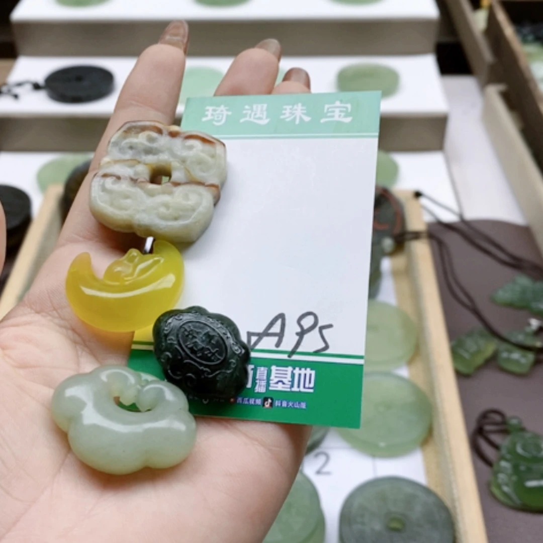 【闪购商品】蛇纹石玉颈饰未镶嵌