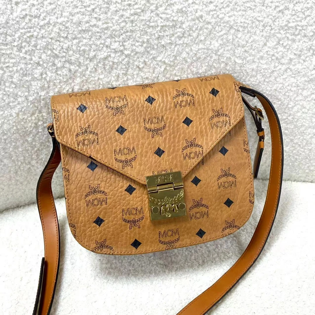 95新 MCM XM/经典干邑色百搭盾牌马鞍斜挎包 /YR12830004