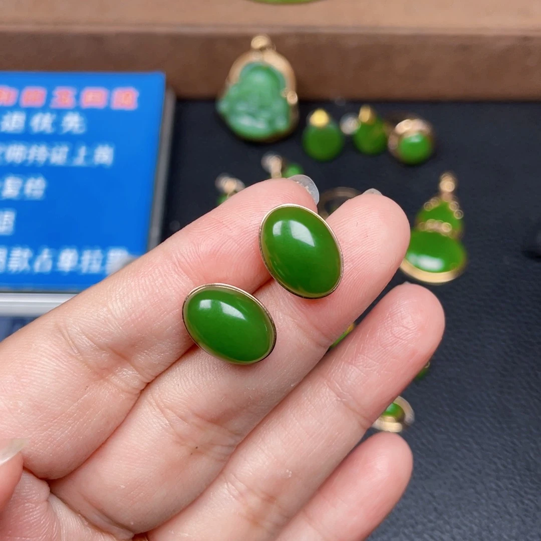 颈饰18K金镶嵌和田玉