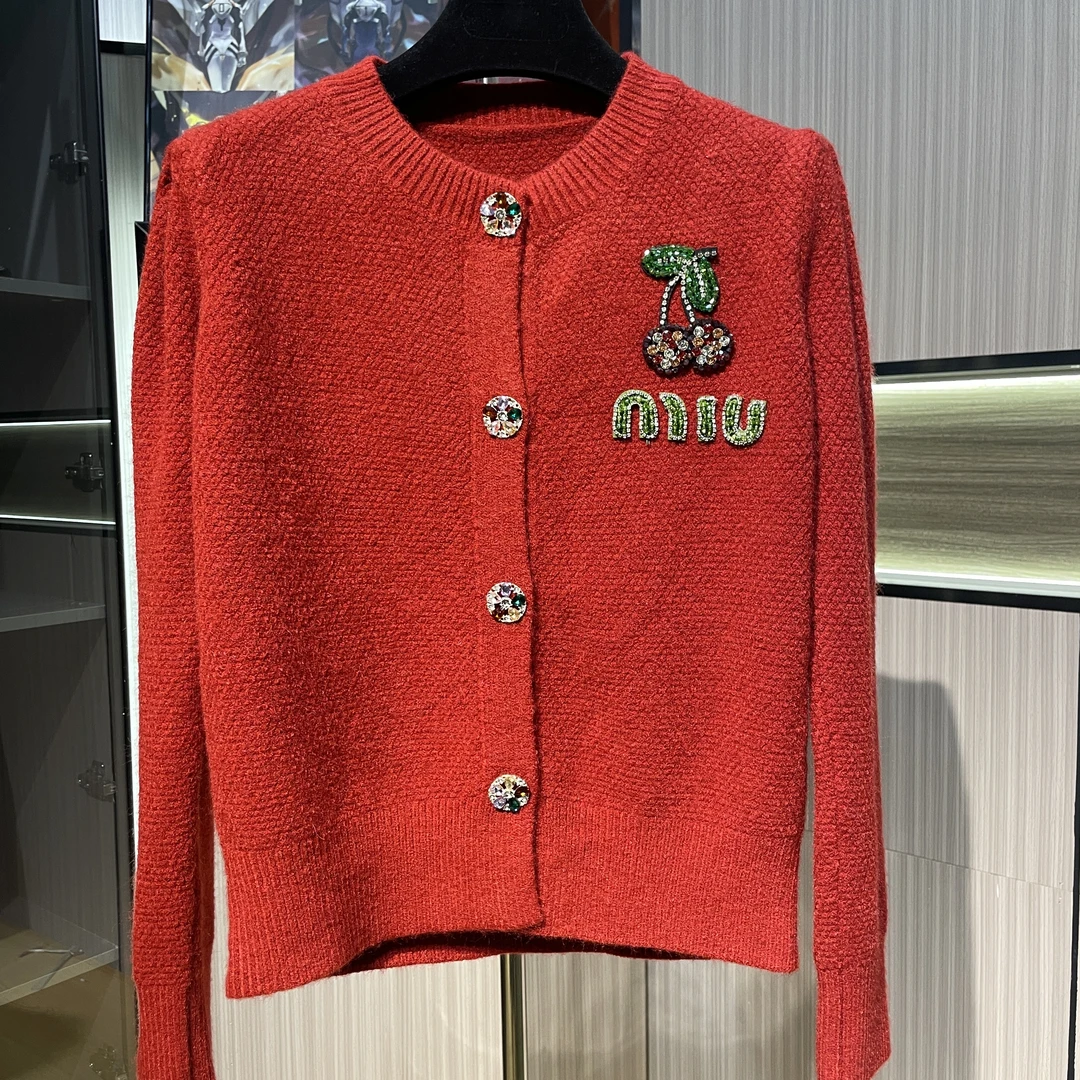 <猪猪出品>红人上新毛衣针织百搭设计师樱桃红白两色针织开衫382