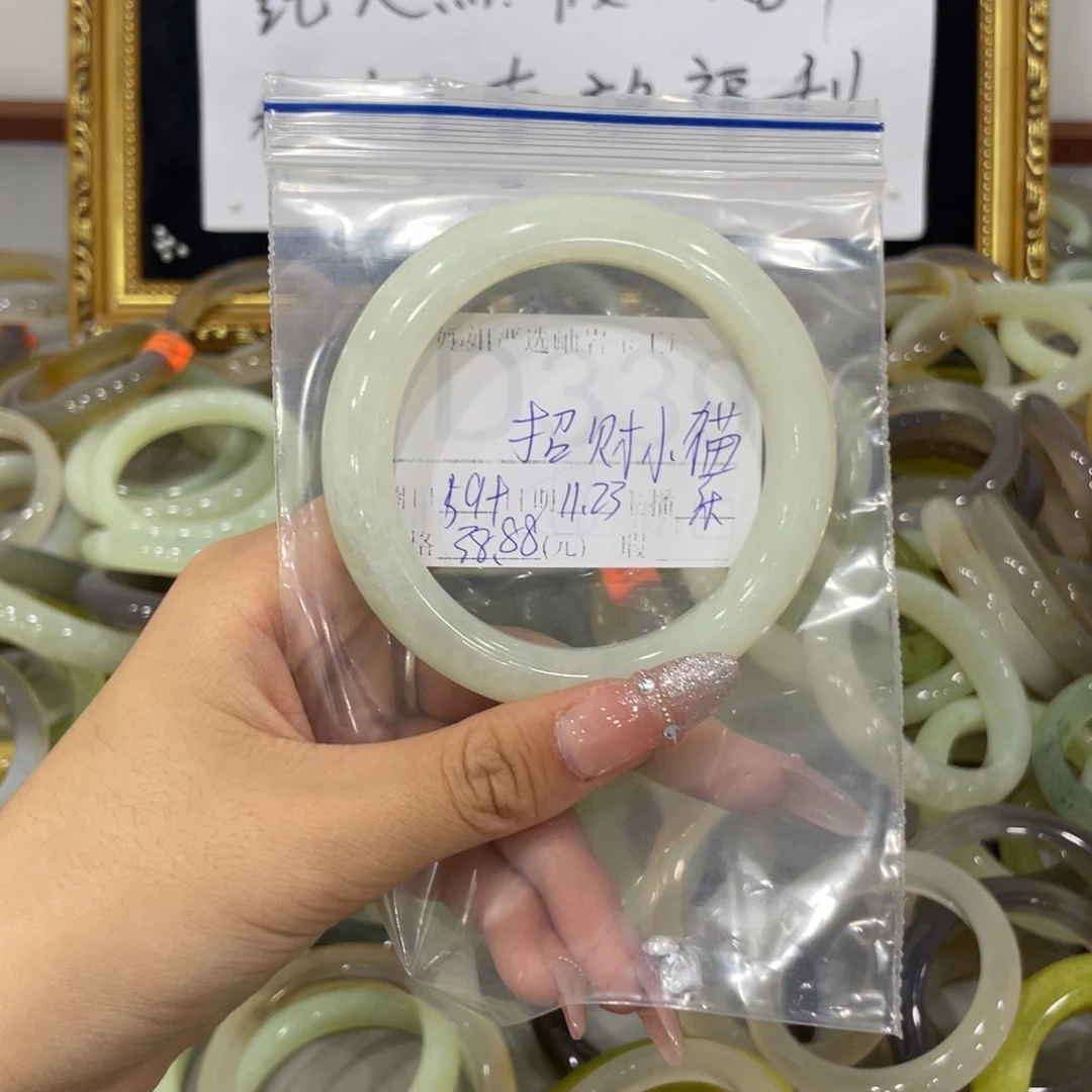 未镶嵌蛇纹石玉颈饰招***?