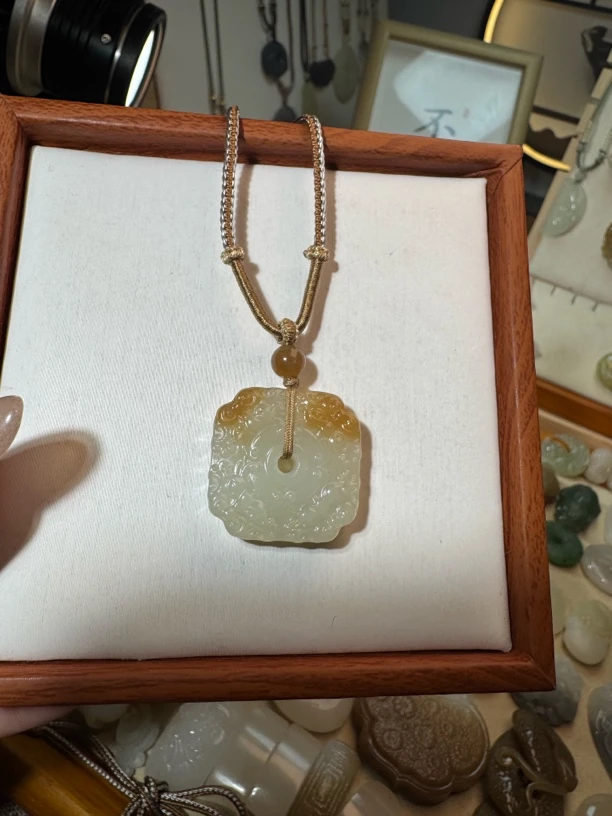 和田玉糖白四方扣挂件