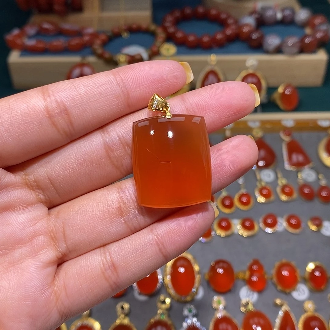 南红玛瑙18K金镶嵌颈饰