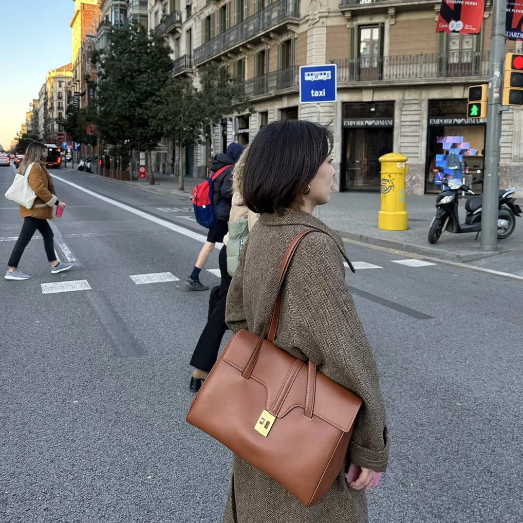 99新 Celine/思琳 焦糖色soft16中号单肩包/YN