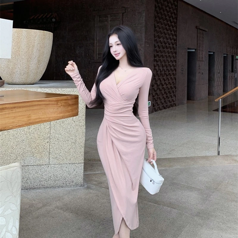 实拍2025咖色v领仿羊绒褶皱连衣裙女气质收腰长裙长袖开叉裙子