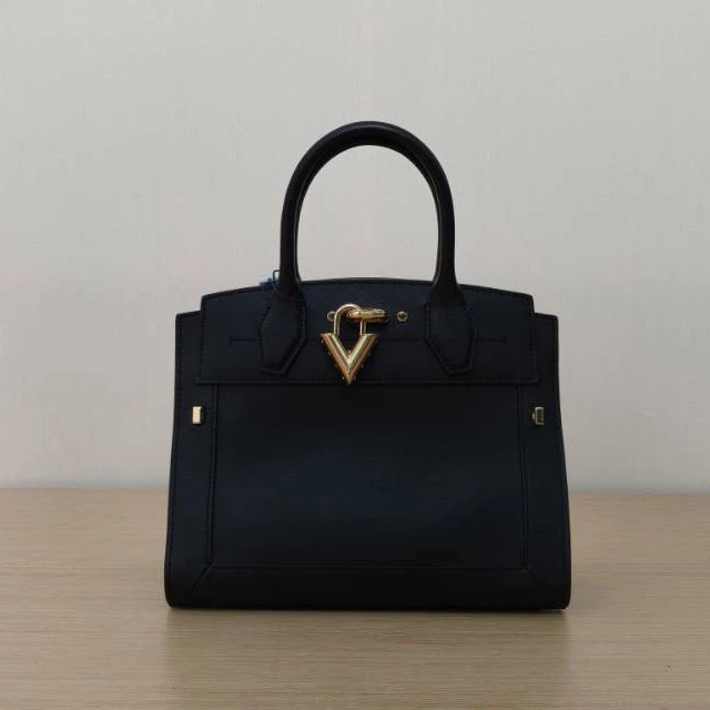 99新 LouisVuitton/路易威登 【娇】黑色 皮革C 金扣 芯片 806212