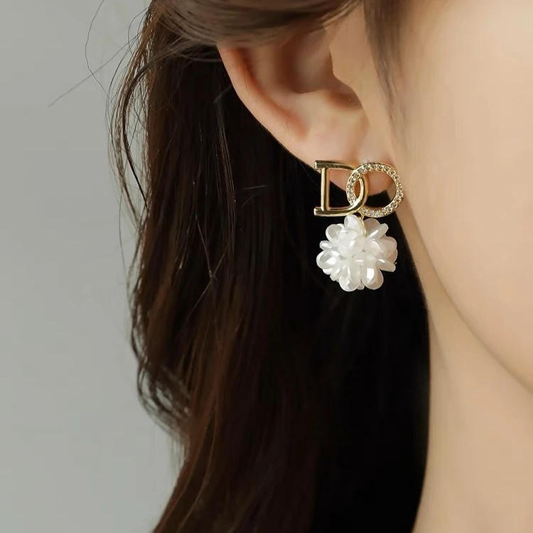 铜合金耳饰 字母花朵耳环新款潮气质高级大气耳钉复古感耳饰女086