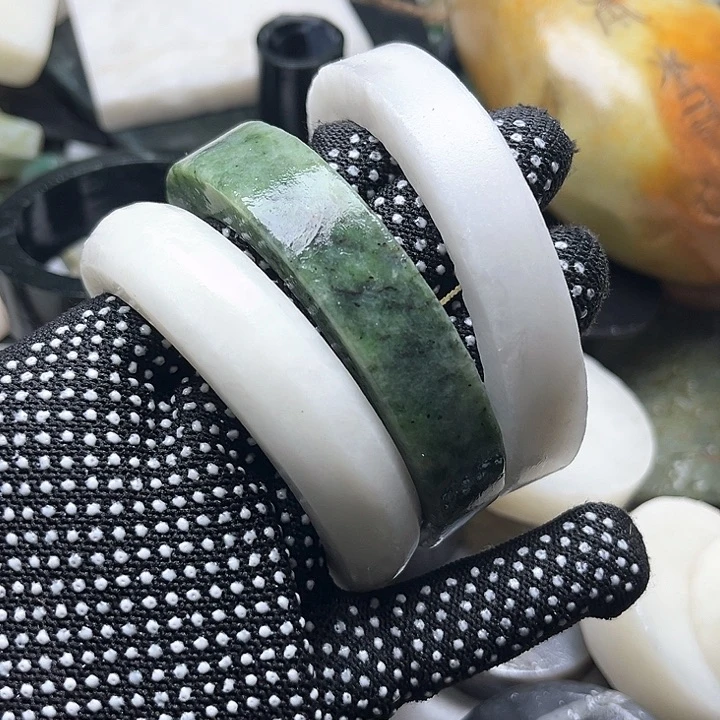 和田玉（糖玉）和田玉边角料未镶嵌偶**泡