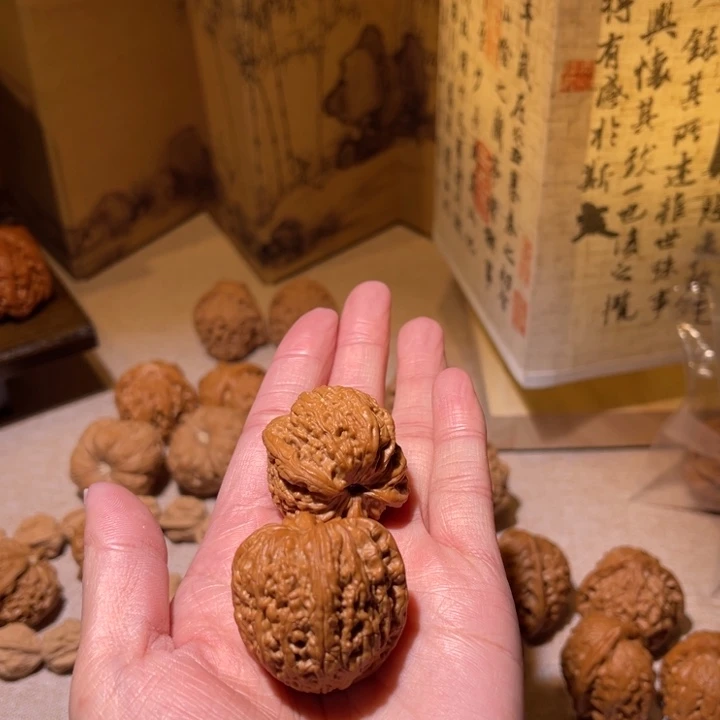 文玩核桃把件玖****)红宝石。塔尖