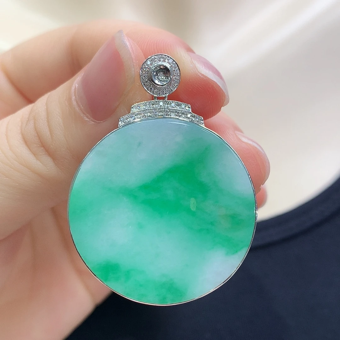 翡翠18K金镶嵌颈饰圆牌