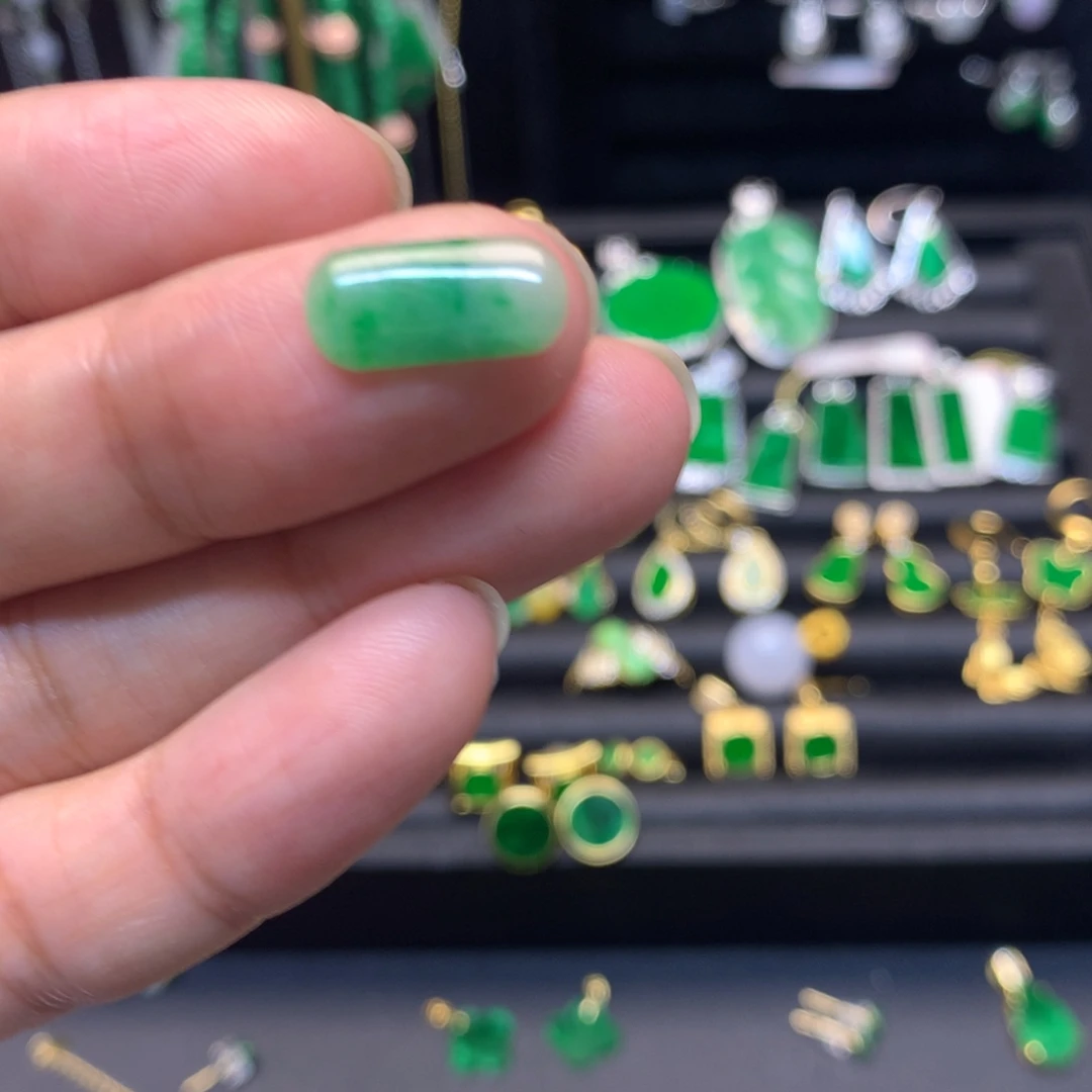 翡翠未镶嵌颈饰有纹