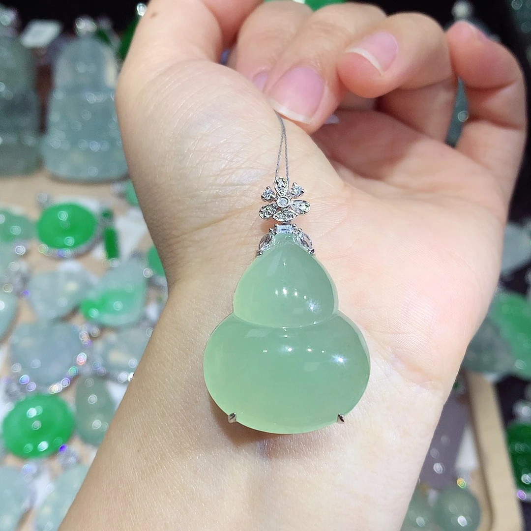 翡翠18K金镶嵌颈饰葫芦