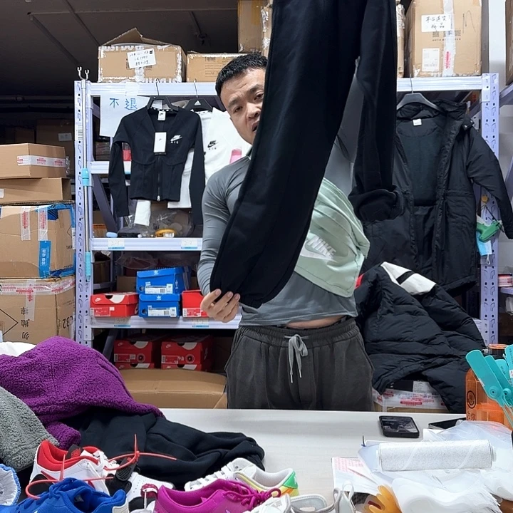 L码黑色加绒有个洞偏大
