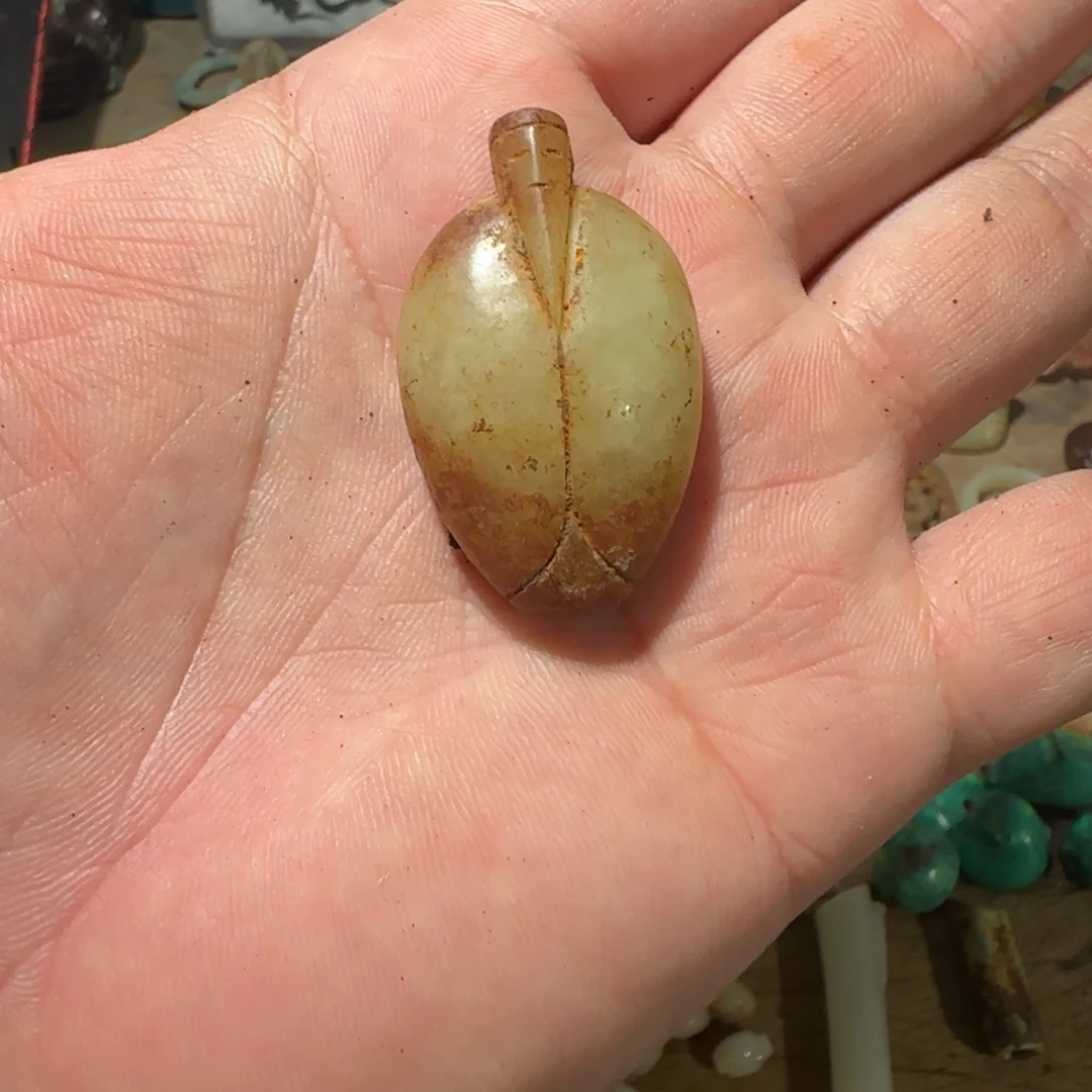 仰***空颈饰未镶嵌和田玉（糖玉）