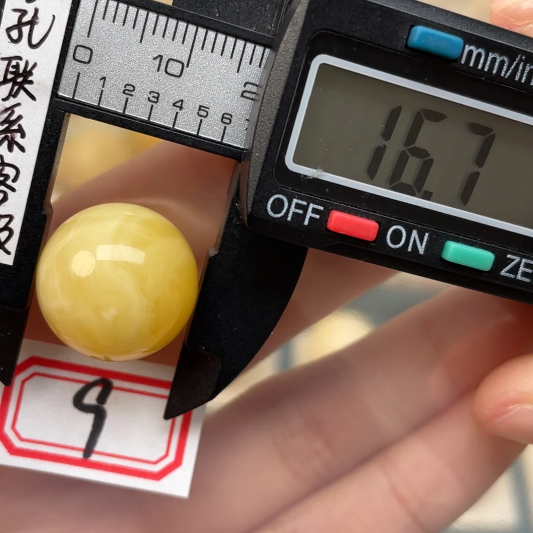 蜜蜡裸石未镶嵌孙**?蜜蜡