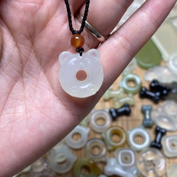 蛇纹石玉颈饰未镶嵌