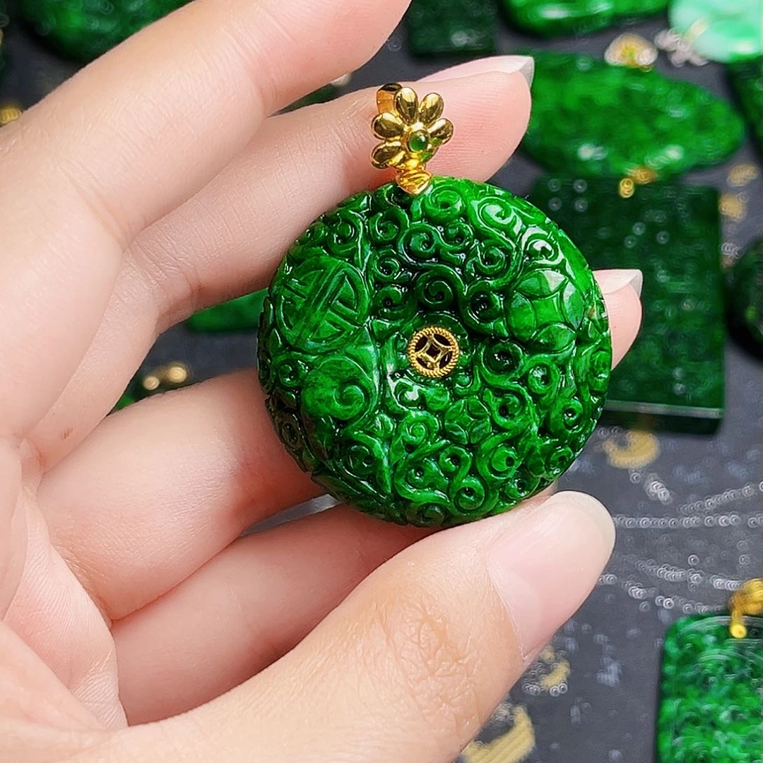 颈饰18K金镶嵌翡翠多样性