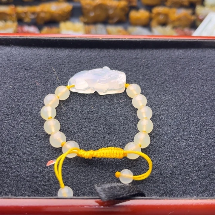 石英质玉（黄龙玉）未镶嵌颈饰