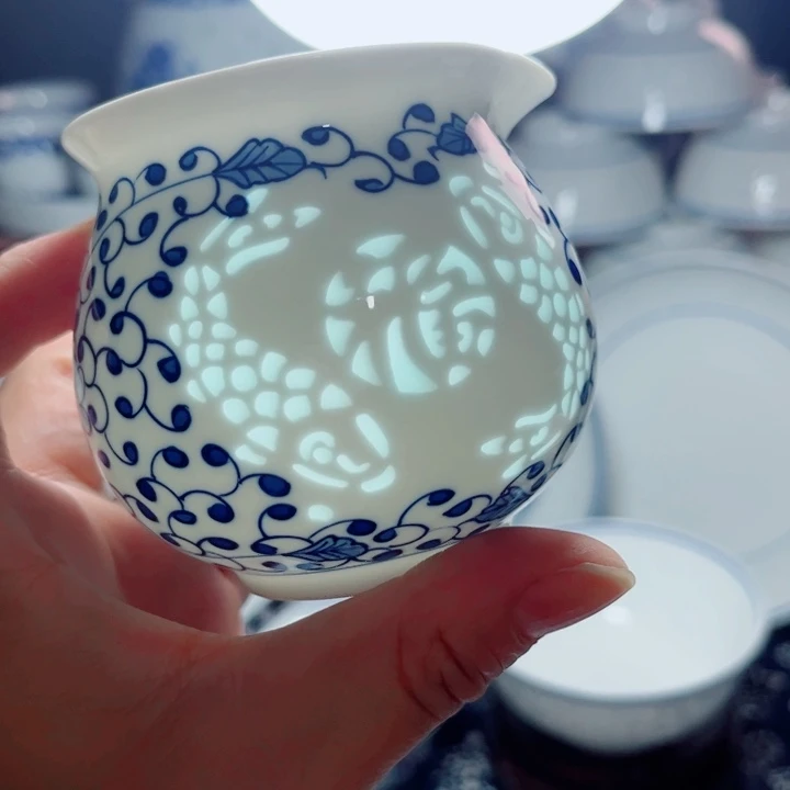 青花玲珑公道杯双鱼福字雕刻