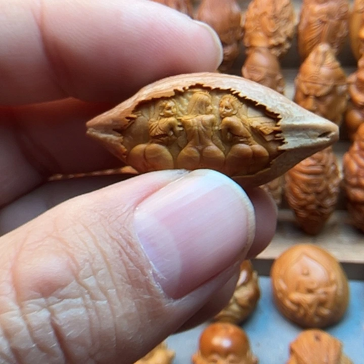 吊坠橄榄核三美女